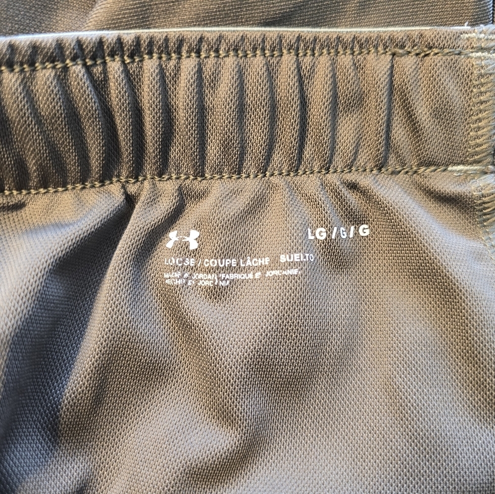 Under Armour Loose Hunter Green Shorts Size Large - Picture 10 of 11